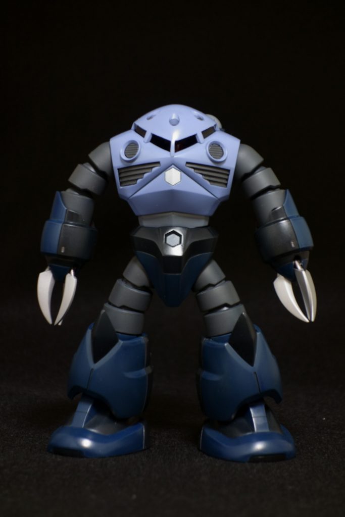 元はシャアズゴックですが、量産型の方がLEDの赤が映えそうなので色変えました。