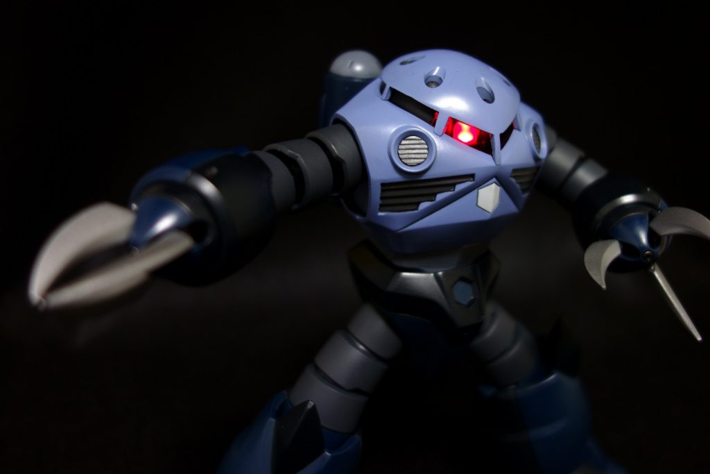 頭の真ん中あたりに大玉LEDを配置したので、どこから見てもこっちを見ている様に見えます。