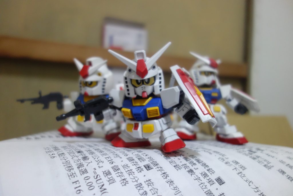  三張臉分別來自 sdex01 bbno.329 以及200號鋼彈本身  