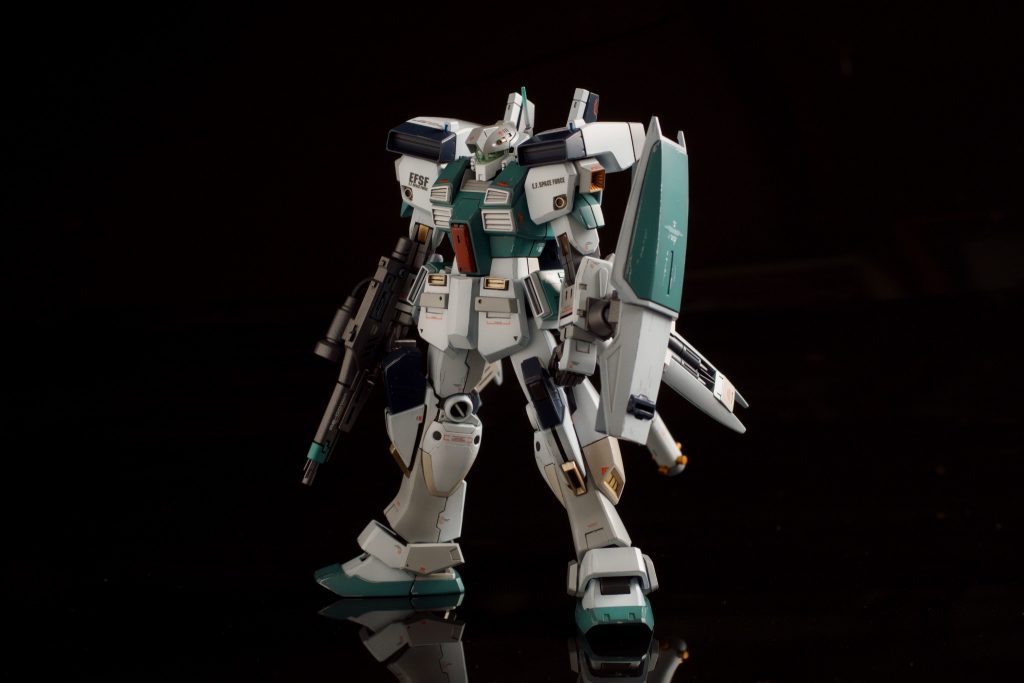 コシにミサイルポッドを付けると、立ち姿がキマらないのでAMBACに使う設定にしてムーバブルフレーム化しました。関節の変更や延長等はしていません。頭部とビームライフルはネロを参考にデザイン変更。