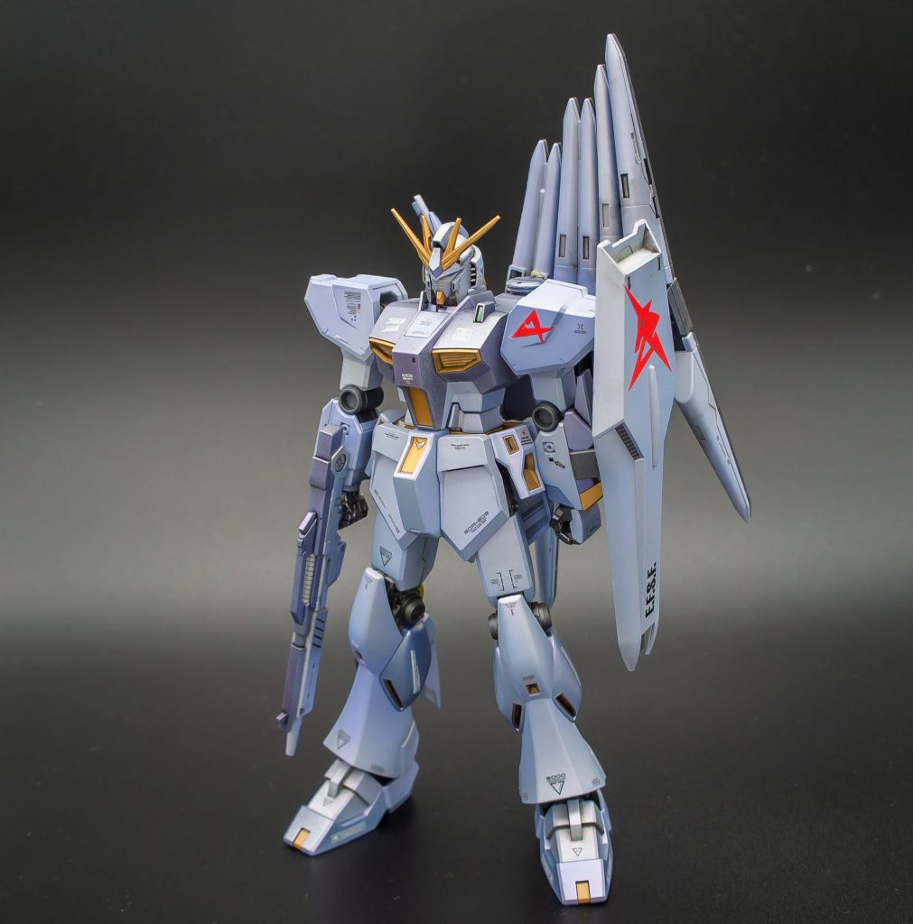今回はサーフェイサーにガイアカラーのガンメタとシルバーを使用。メイン色はオーラパールブルーとオーラパールシルバーさんを使用。
