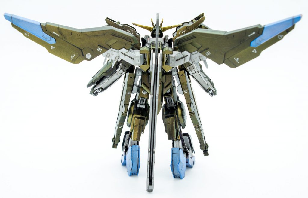 背後が重すぎたので鞘でつっかえてます。