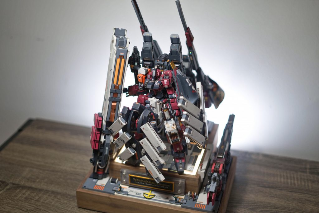 ベース内部にはLED発光のオリジナルを搭載しています。 ベースにはモードaとbを搭載しています。