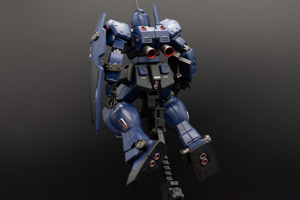 バックショットバーニア内部はガンダムマーカーのロイヤルメタレッドを吹き込んでいますが、若干外に漏れた気が…スラスターは縁はエナメル塗料のクロームシルバーで、内部はメタリックレッドで塗装しています。※メタリックレッドの下地にシルバーを塗装すればよかったと後悔