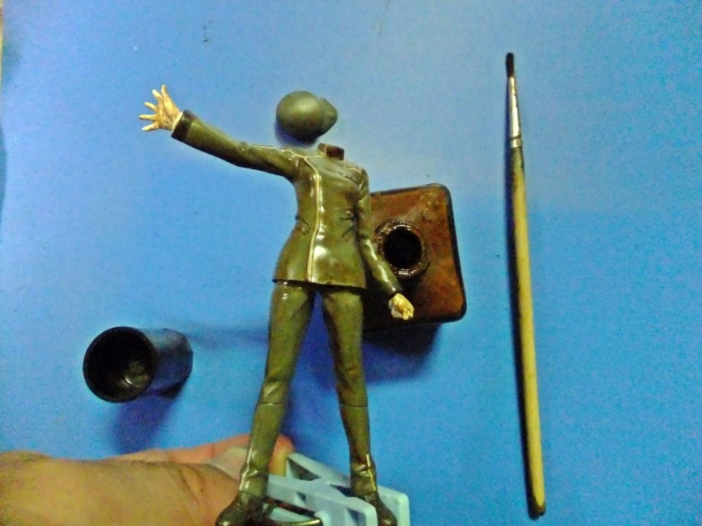 軍服はウェザリングカラーのスティンブラウンで色合いのトーンを落とします。