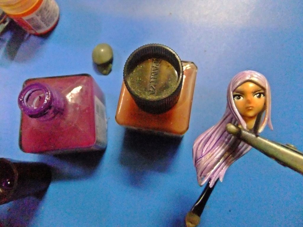 ウェザリングカラーシェードパープルで頭髪、タミヤのピンクブラウンでフェイスの陰影を演出します。