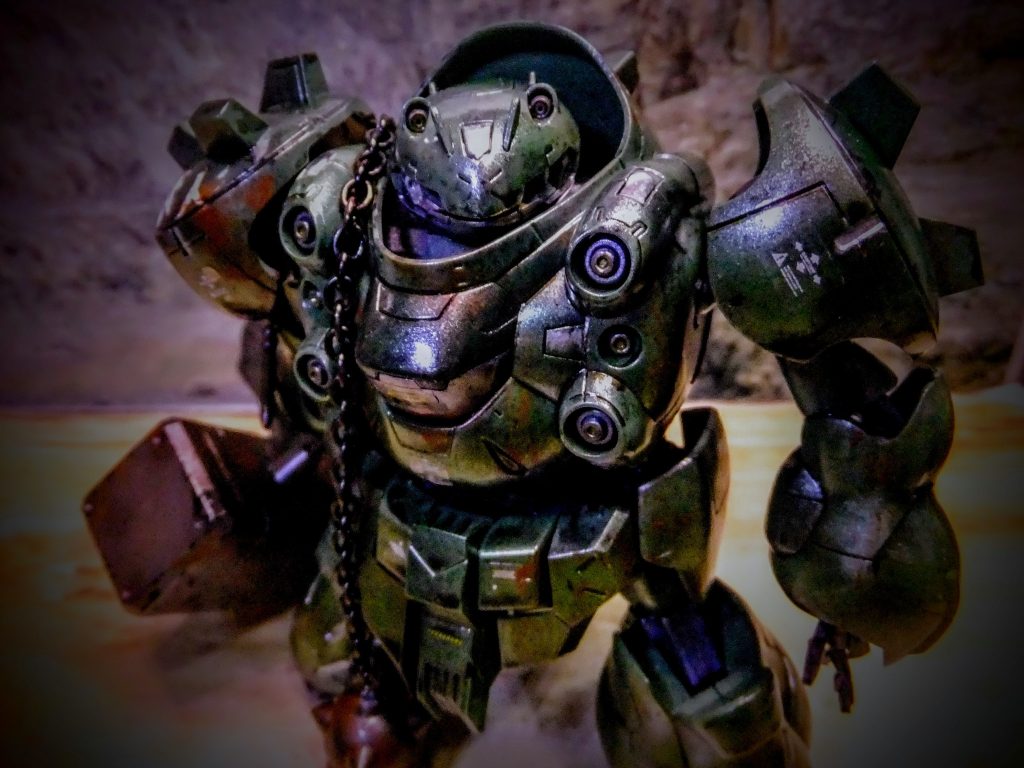 重装甲を南部鉄瓶風に艶があるのにマットな仕上がりを加味して塗装しました。こちらの撮影はライティングのLEDを５灯にしてコントラストを強めに塗装の陰影を強調しています。