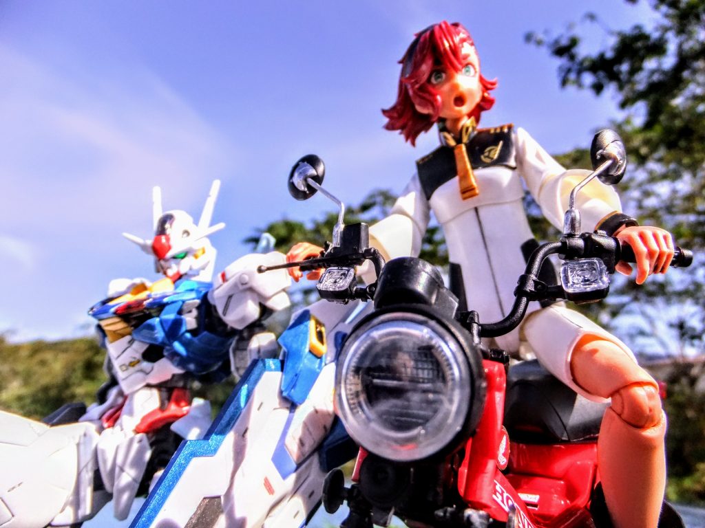 コラボは「レッド?」つながりで暇つぶしに作っていた?ホンダのハンターカブ(グローイングレッド!)です。以前から赤毛のキャラクターとコラボさせたくて仕込んでいたモノとのお披露目です。