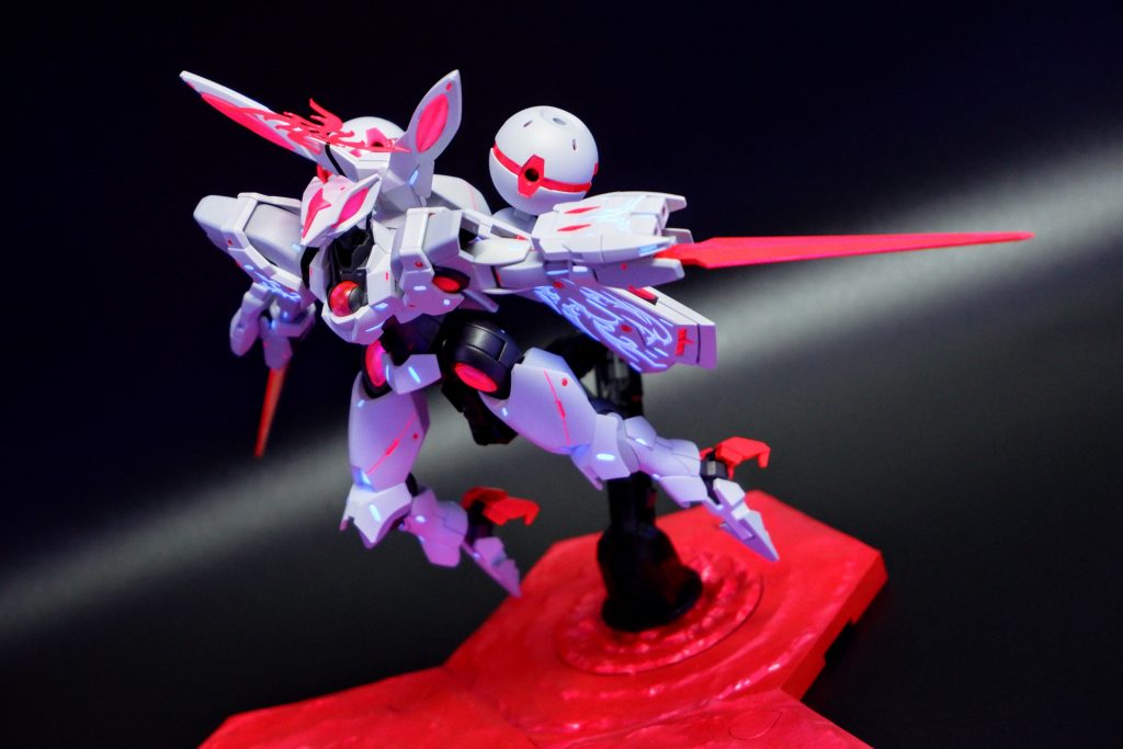 模様はラッピングフィルムに蛍光塗料で塗装してヒートガンで貼り付けています