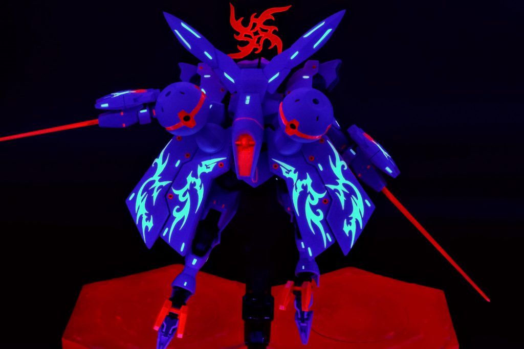 デリカビーズも蛍光塗料でキャンディ塗装しているので発光します