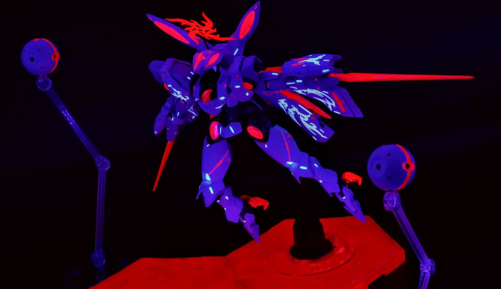 赤く発光している部分は蛍光塗料でキャンディ塗装しています