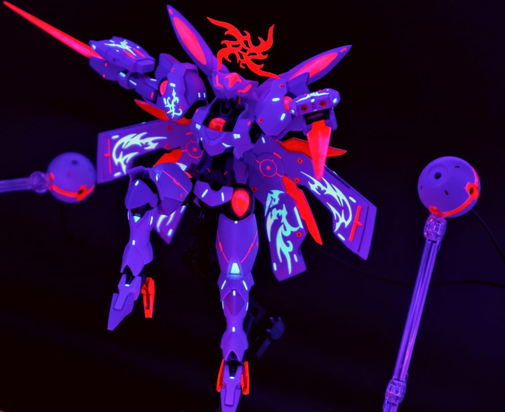 天使の輪っぽいのは透明プラ版を蛍光塗料で塗装して真鍮線で固定しています