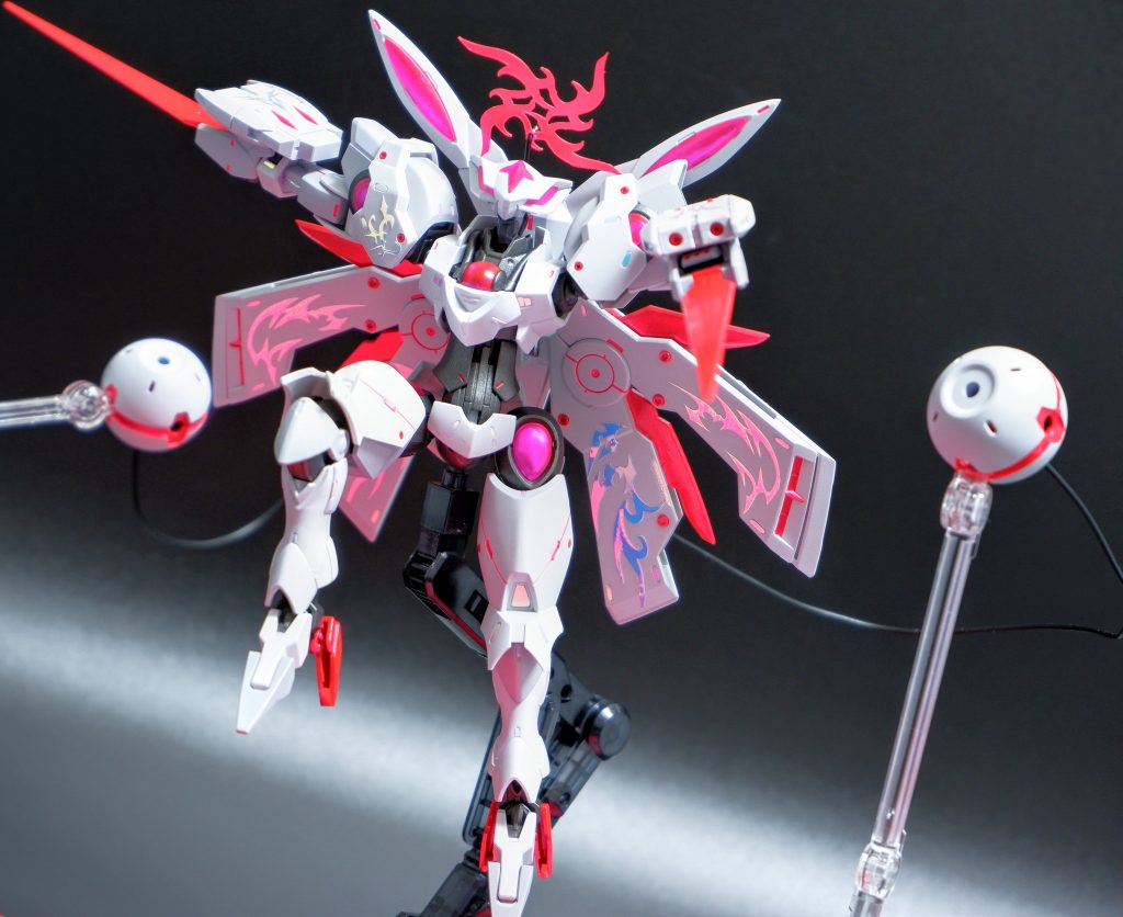 照明下での偏光は黄色→ピンク→紫→青→水色です