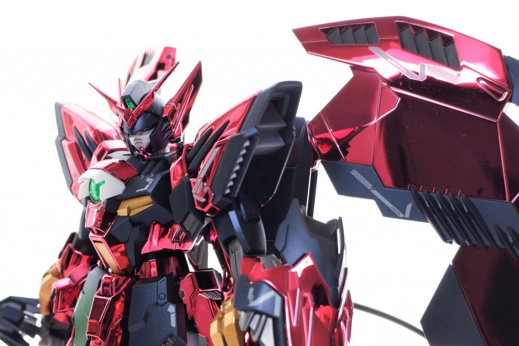 バストアップの写真です。顔と羽が見えるのでお気に入りの写真です。MGをちゃんと作ったのは初めてだったのですが、そのまま組んでも完成度が高いとてもかっこいいキットだったので購入して正解でした。