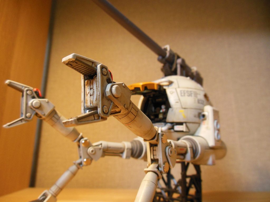 丸出しの接続穴は一部メタルパーツで覆っています。