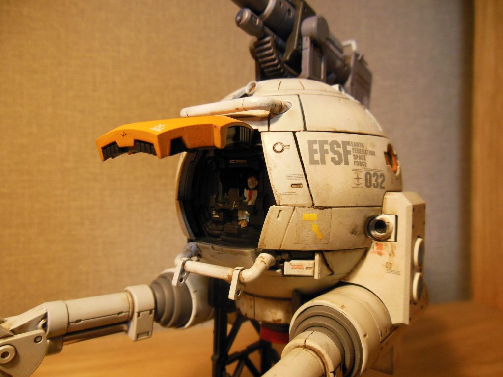 内部には中の人が。