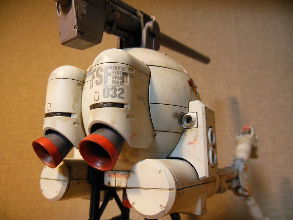 バーニヤは縁から内部を赤く塗りました。スス汚れもチッピングしています。