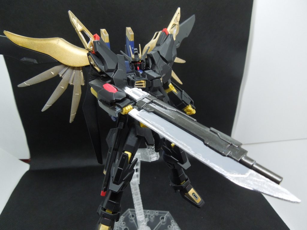 GNガンブレード制作ダイバー　ロキ解説ロキがジャンクパーツから組み上げた専用兵器一見ライフルのようにも見えるが、実際はビームを発射するにもその他の機能を利用するにもそれぞれの圧縮率と特性を持つ専用の弾丸「GNソイル」が必要になるガンブレードの弾丸装填数は6発