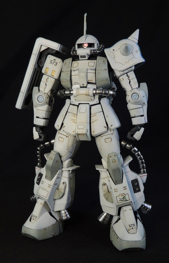 RG 1/144 MS-06R-1A シン・マツナガ専用ザクIIです。本機はドズル・ザビ専用リック・ドムの随伴機として製作し、モノアイやスラスター等、金属部品を各所に取り付けた以外はストレート組みです。個人的には、シン・マツナガ専用ザクⅡは、小学生の時にМSV旧キット(1/144黒い三連星仕様)のカラーリング変更で製作して以来、実に40年ぶりのリベンジとなります!