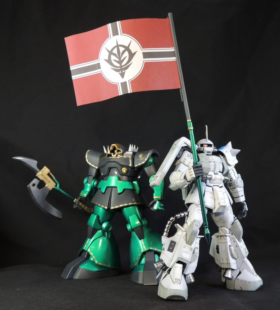 当初、ジオン公国章の旗はリック・ドムに持たせるつもりで製作していましたが、