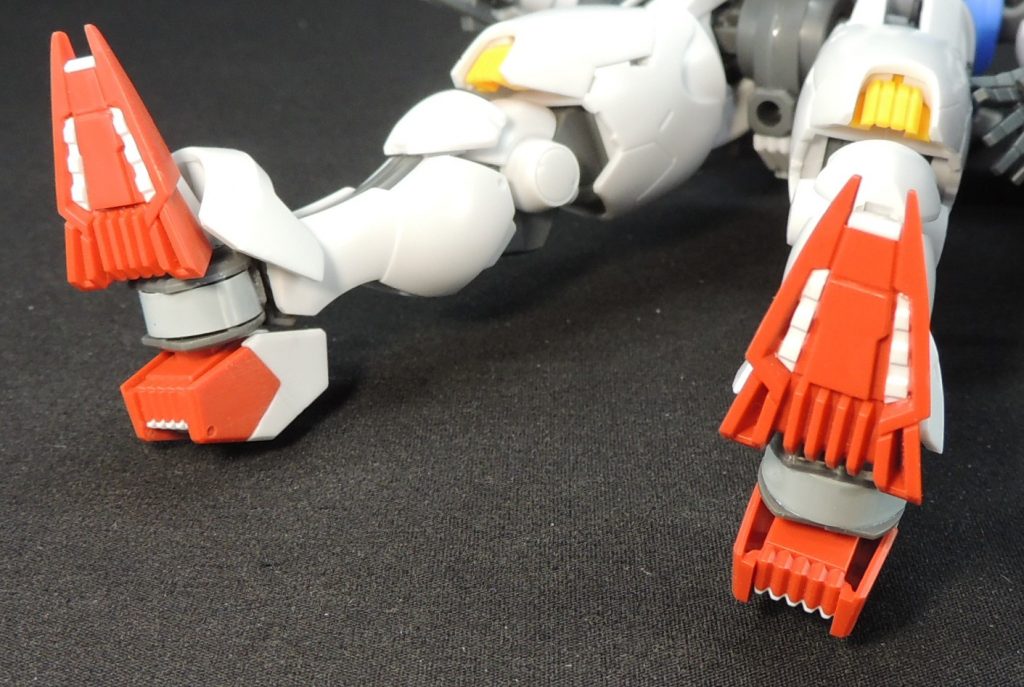 足裏の肉抜き穴はプラ材で埋めました。脚中央部のは円筒状の部品も0.3㎜プラバンでぐるりと囲んでいます。赤色の足先もシャープに削り込みました。