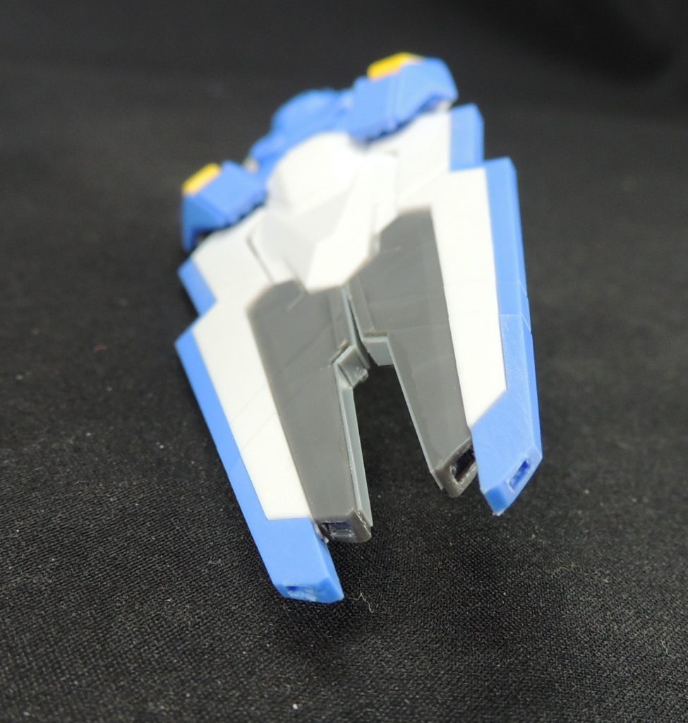 ビームの発射口が無いのはおかしいと思い、エスカッシャンの基本形状は変えずに、各ビットの先端をＢМＣタガネで彫り込みました。肉抜き穴は0.3㎜プラバンで塞いでいます。