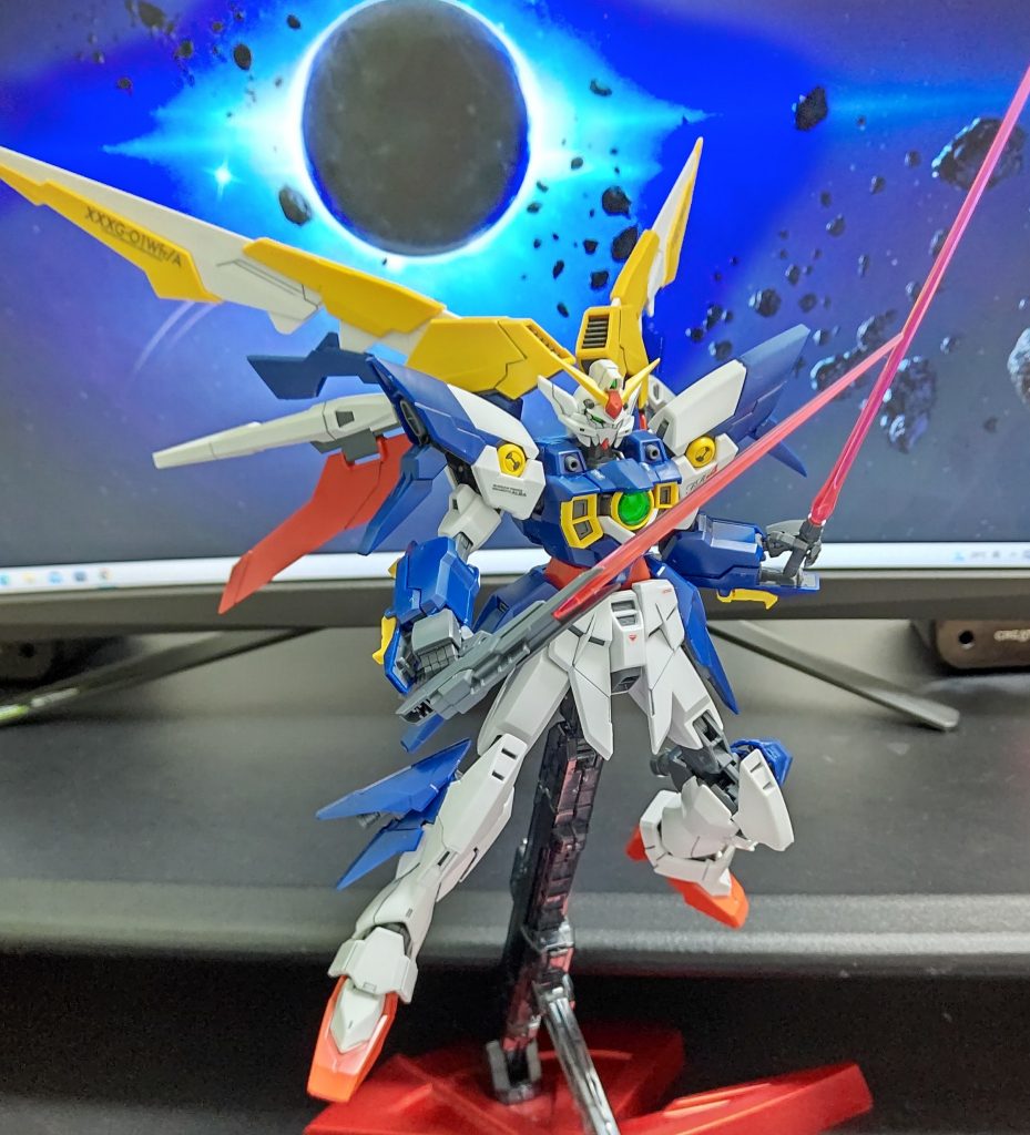 バスターライフルカスタムは複数の重火器が結合しており、その一部をサーベルとしても使用可能なため様々なポージングをさせるのが楽しいです