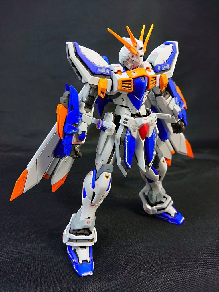 観ての通り、カラーリングを変更。今回は既存色の上からクリアーカラーを吹く、というところがいつの間にかテーマになっていました。ブルーヴァイオレットの上からクリア―ブルー、黄橙の上からクリアーオレンジを吹いて色味を若干変化させています。配色も胴体や腰回りを白ベースに変えるなど一部を変更。