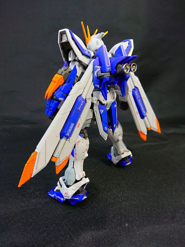 バーニアはガンダムマーカーのメッキシルバーを使ってみました。昔、以前のモデルは愛用していたのですがさすがに使い切っていてどうなのかなと使ってみたら、昔にみたいにメタルになってくれますね。