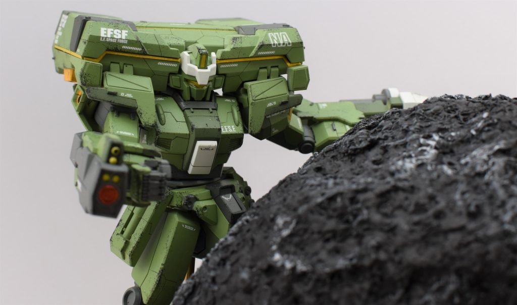 正面からのショット。素体のままではディテールがさみしく感じたため、各所にスジ掘りを追加したり、プラバンによるディテールアップを行いました。