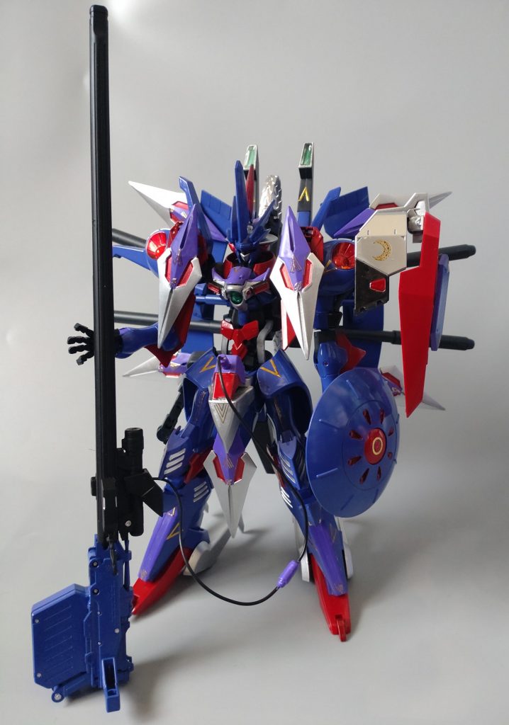 正面より。ほとんどの画像で見切れる長〜いバスターランチャーはバンダイ86のレギンレイヴより、コンパチ仕様で余ったパーツに他キットの部品を組み合わせ作りました。カラーリングは最初、黒or白を考えていましたが、久しぶりにエルガイムを観るとバッシュがカッコいい！と思いそちらを参考にしました。フレームはつや消し、外装パープルはツヤツヤ、シルバーは金属感をだして仕上げています。