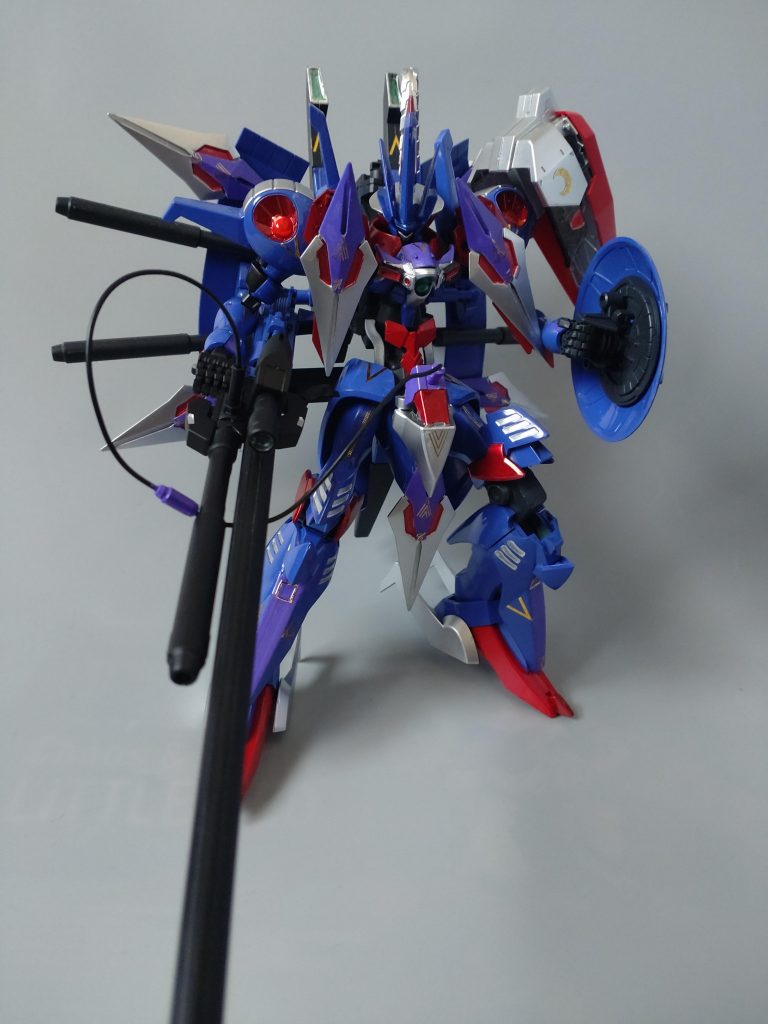 バスターランチャーを片手で構え。上半身は可動範囲が広くなるよう組み合わせていますので、長物でも簡単に保持出来ます。