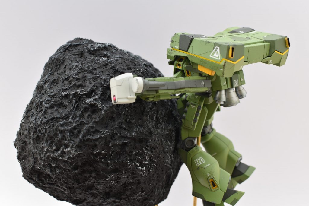 背面からのショット。各部スジボリを足したことにより色分けを追加、外装の緑は三色で塗り分けています。