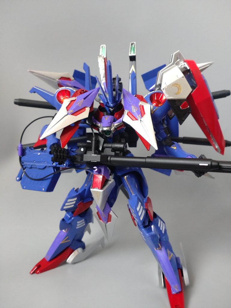 バスターランチャー両手持ちで構え。下半身は可動が非常に狭くなりました。太もものロール軸が無いのがイタイです。