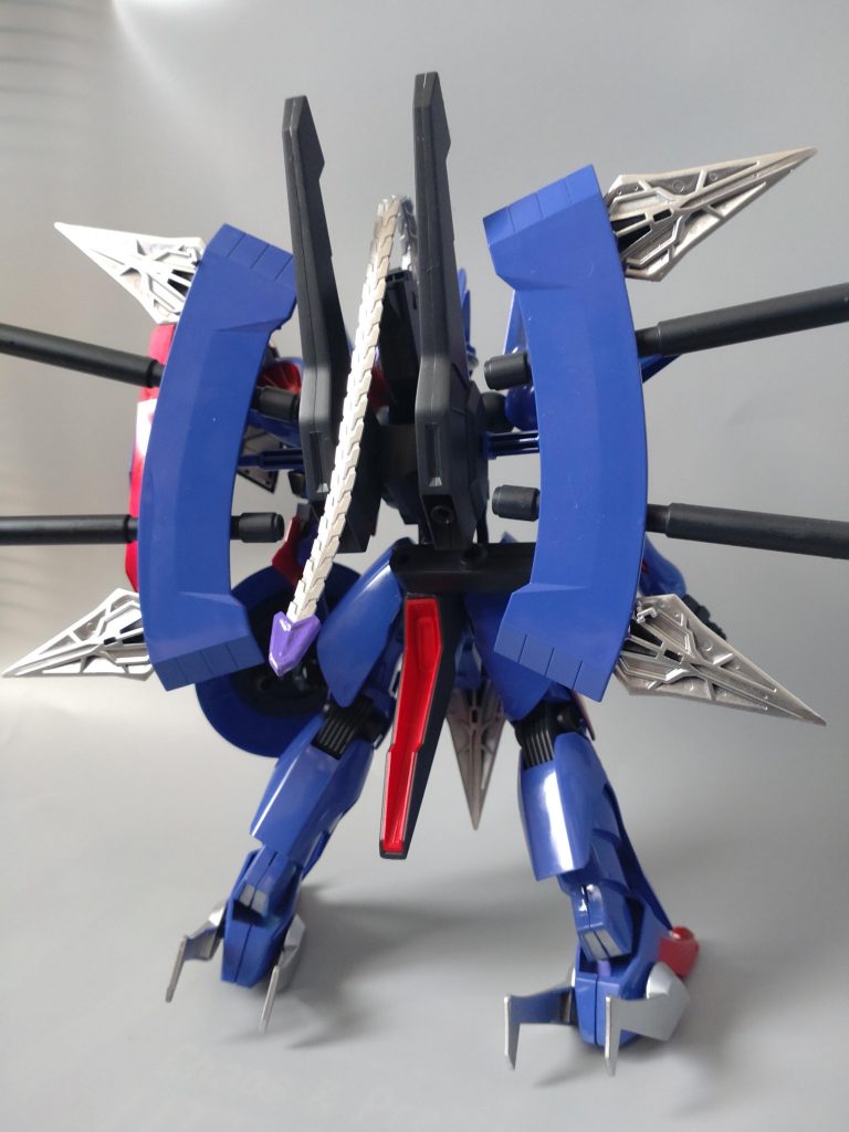 背面より。頭部の後ろにMHで見かける飾り？のようなパーツを付けています。ガッデスのファングはパラス・アテネのミサイル基部にそのまま取り付けできました。