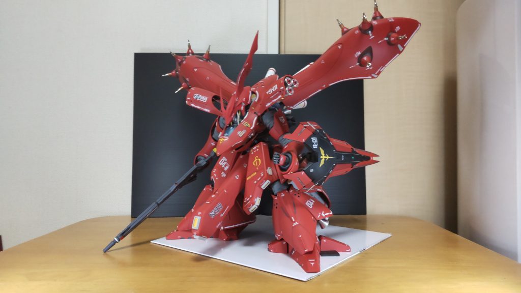 本来の武装が重いので、サザビーの武装を持たせています。