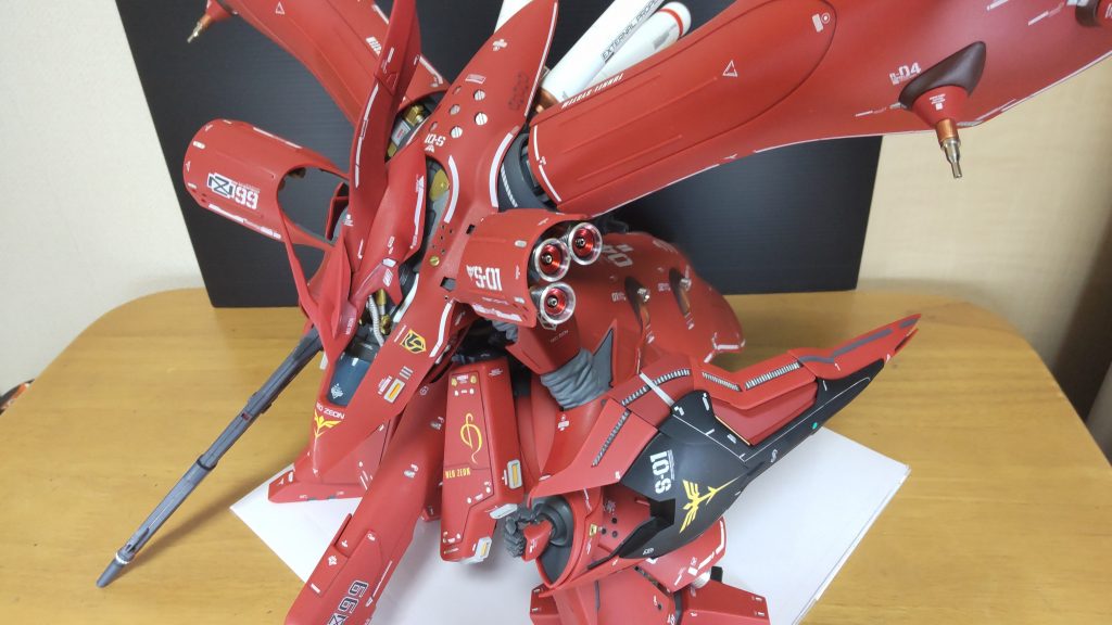 斜め上から。頭部は、マシンヘッドのものに替えています。ボールジョイント接続にしたのですが、首回りが寂しかったので、シリンダーと動力パイプ?を残しました。ですので可動はしません。(笑)