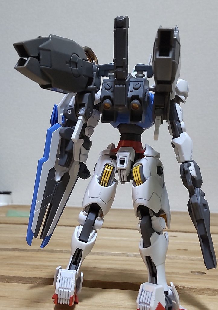 バックショットムーンガンダムのバックパックのピンを一つ切り飛ばして装備し、接続パーツを介してグレイズ用ブースターを付けましたビームサーベルはまさかの無加工で取り付けできました笑