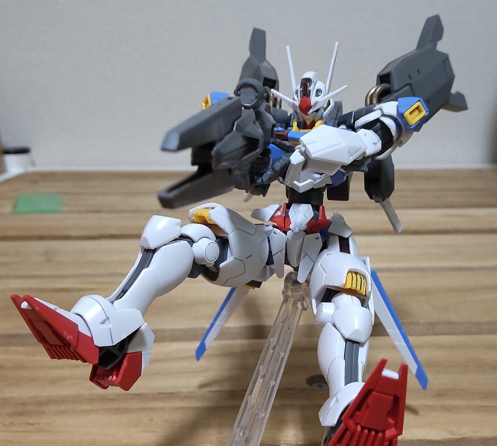 カラフルな機体が無骨な背負いものしてるのが好きです 