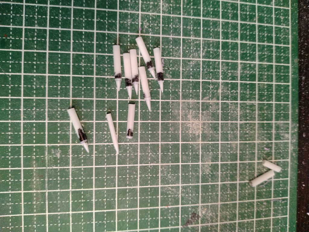 スパイクはプラ棒とプラパイプを切り出してリューターで形を整えていきました。この作業が一番苦戦した（笑）