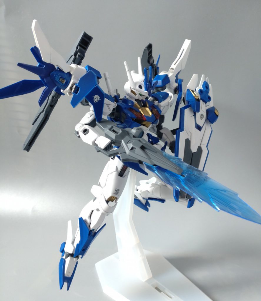 ライフルとシールドでアクションポーズ。シールドが大きく、干渉するのでジョイントを増設し正面を向けるようにしました。