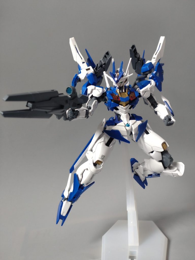 ビットオンフォームの時は、ダブルオースカイのラッシュポジションのようにウイングを後ろに逃します。全塗装なのでコスれ対策でもあります。