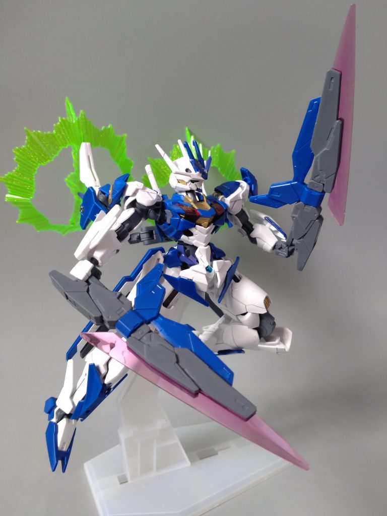 ここにきてクリアパーツの存在を思い出しました。ウイングバインダーのバスターソードを持たせてポージングです。