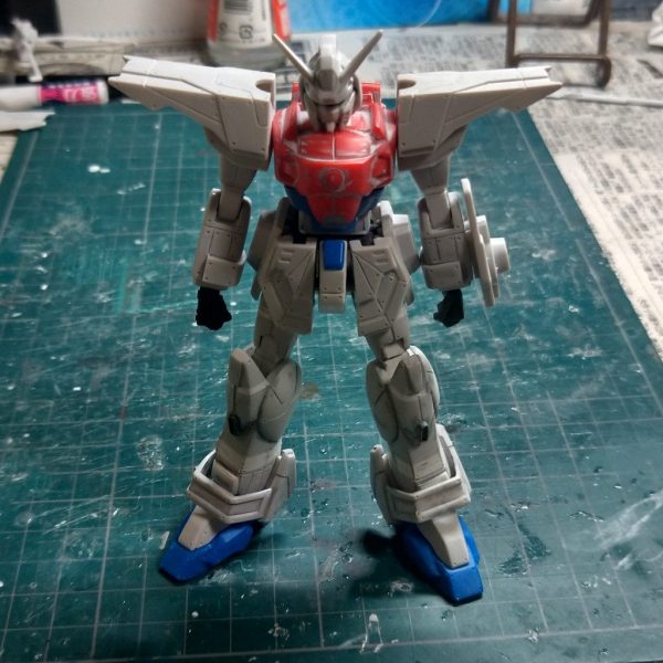 製作中のライジングガンダムがここまで出来ました。後はまたプラ板を貼っていきます。今回武装のビームボーを大型化しました。（1枚目）