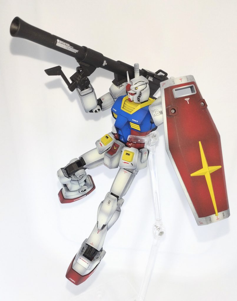 細い細いと言われがちなREVIVEガンダムですがやっぱり細かったです。単体としては見事なプロポーションでスタイリッシュだと思うのですが他と並べると細さが際立つなという印象です。