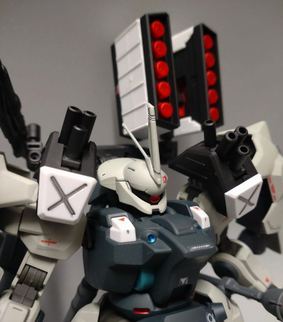 改造に関しては主に頭部です。アンテナをビルダーズパーツのものに交換、フェイスモニタ中央を削りＨアイズを仕込みモノアイ化。これだけで宇宙世紀感がアップしたように感じます。ディランザの重厚なフォルムより、グスタフ・カールにも見えるとコメント頂きましたが連邦よりに改造しても面白そうですね。