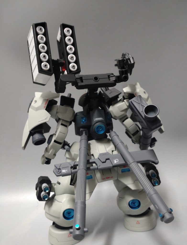 本体は武装を盛るためのハードポイント増設メインです。後ろ姿のスラスター配置が好みで既に機動力はありそうでしたので、プロペラントタンクを付けてみました。