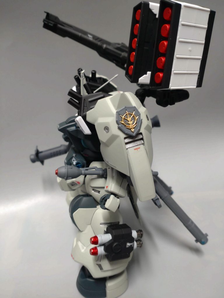 ジオンマークを付けたかったので、あまり目立たぬよう肩アーマーにエンブレムを貼りました。ご閲覧、ありがとうございました。