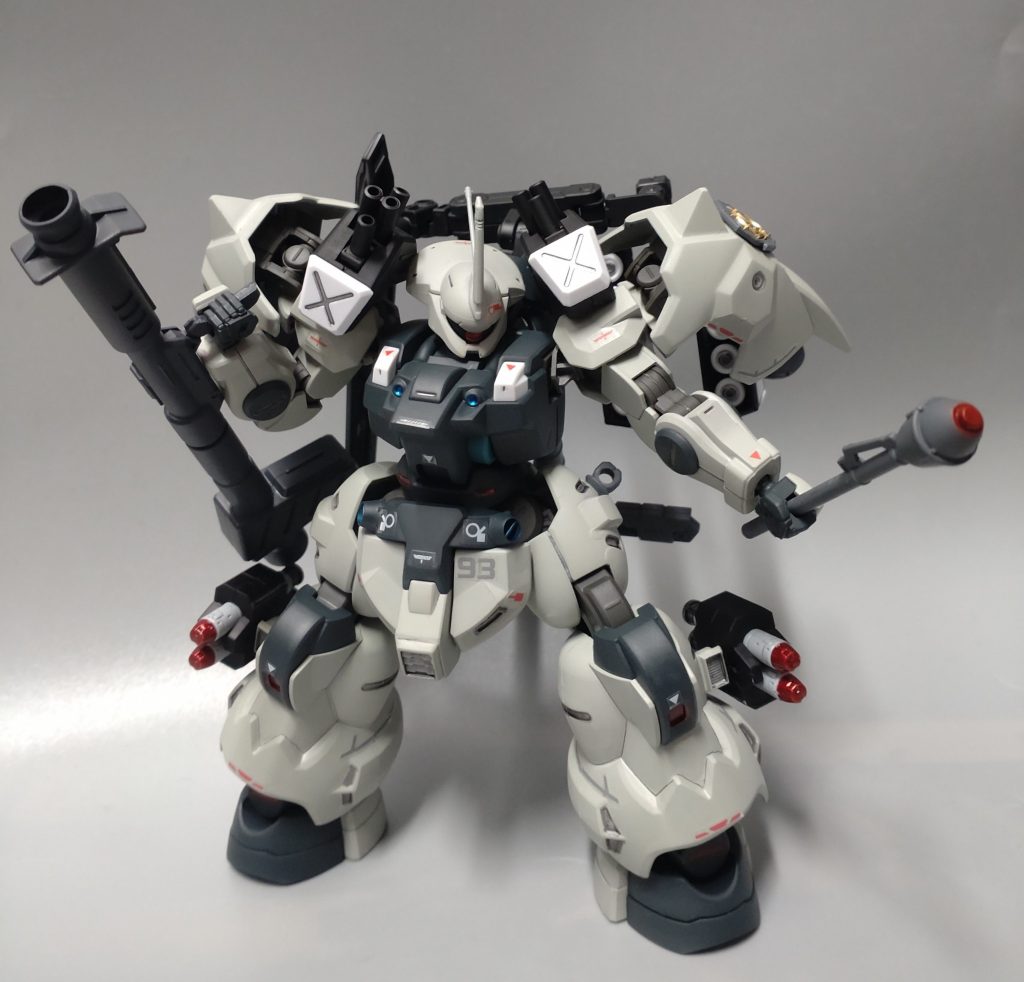 バックパックのミサイルとレールガンは未使用時はジョイントを折りたたみ、背中に格納出来ます。