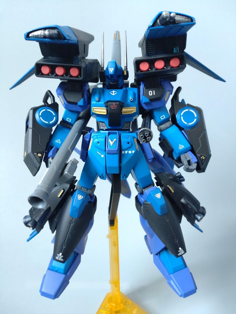 本体水色と黒色はスプレー缶塗装とつや消しまで行っていましたが、仕事で足と腰を強打するケガを負ってしまったので、途中から初の筆塗りで仕上げました。なので拡大して見ないで貰えますと有り難いです。脚部はブースターを、腕部は燃料タンク追加。頭部は左右が見えねぇ!となったのでアンテナ追加で索敵強化のイメージです。ガトリングと肩ブースターの銃砲はシルバーでウェザリングしましたが、筆先に着ける塗料が多すぎてベタ塗りに見えてしまいますね。